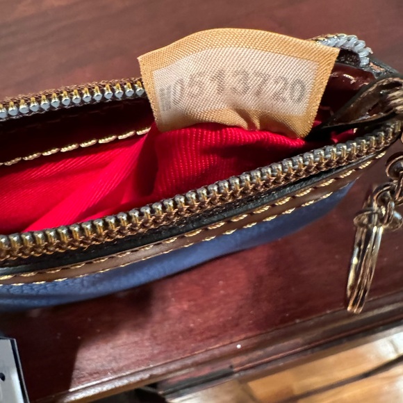 NWT Dooney & Bourke Medium Wristlet Azure. - Picture 4 of 7